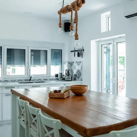 Villa Bluevera Sandy Beachfront Villa-aidipsos Bay Gialtra